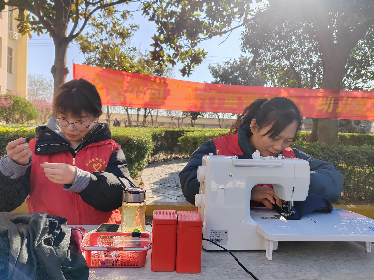 金達煤礦開展“踐行雷鋒精神  助力企業(yè)前行”黨員志愿服務活動