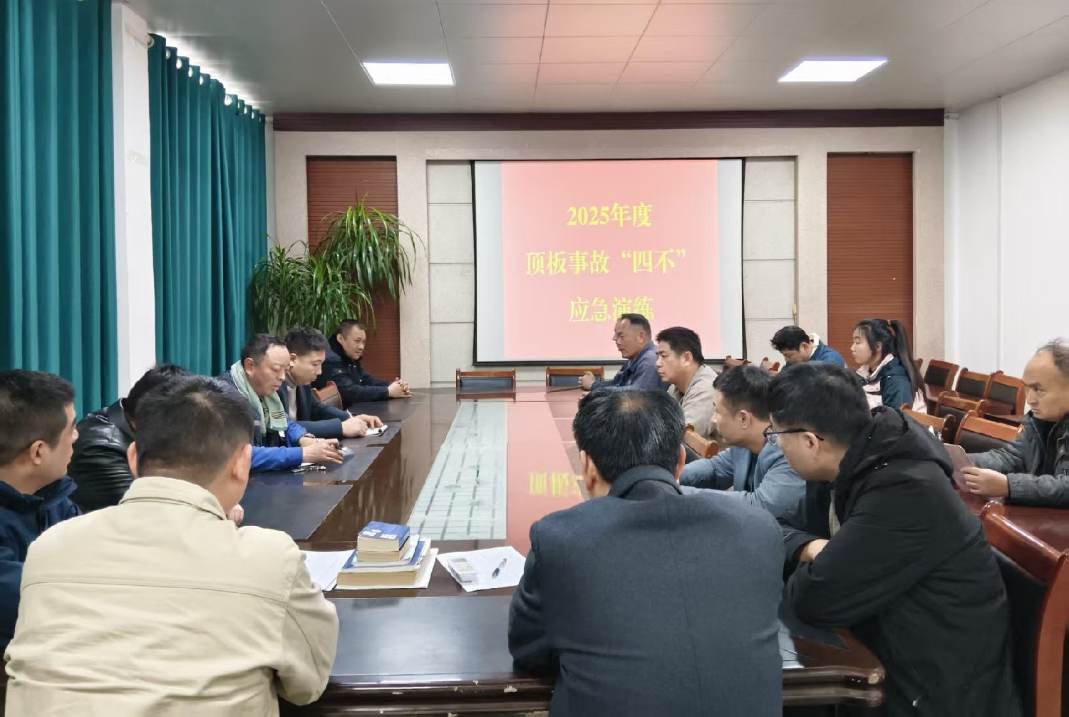 級(jí)索煤礦成功以“四不”方式開展頂板事故應(yīng)急演練