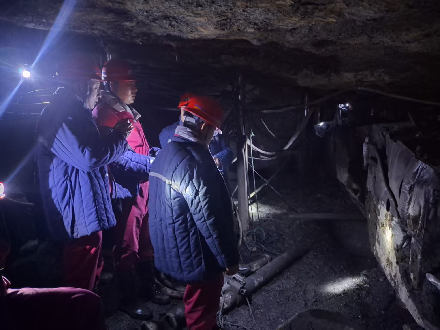 新汶礦業(yè)集團(tuán)客人來(lái)辰龍集團(tuán)級(jí)索煤礦考察交流