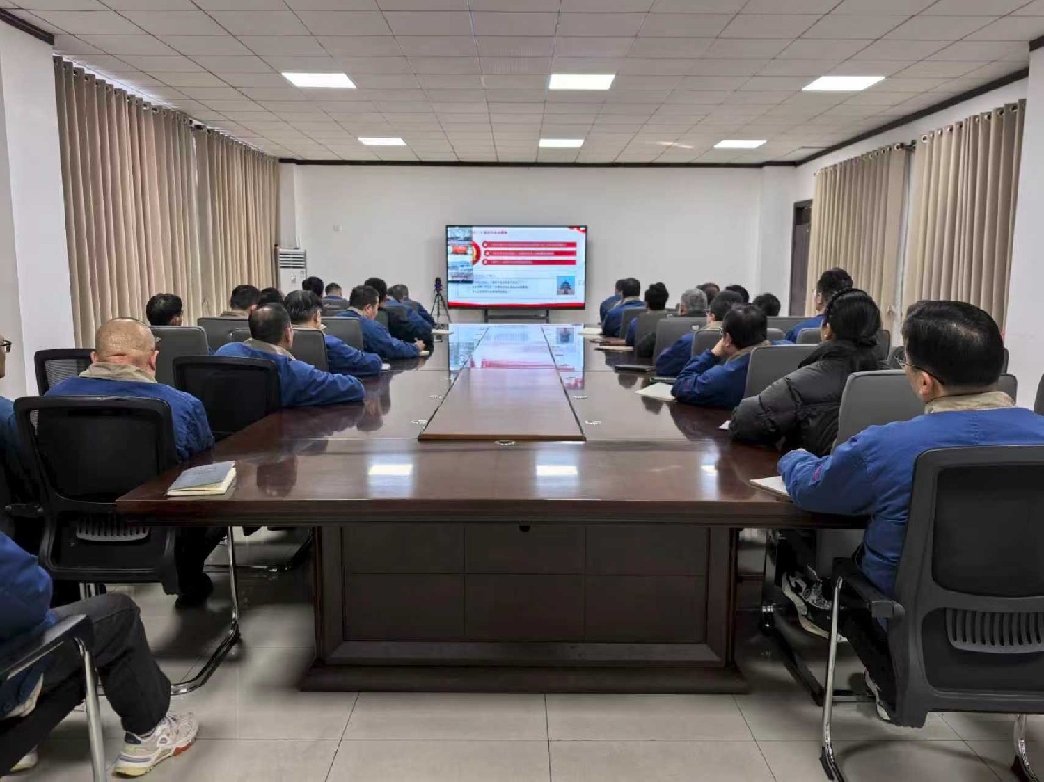 魯機(jī)公司黨員干部集中學(xué)習(xí)黨的二十屆四中全會(huì)精神